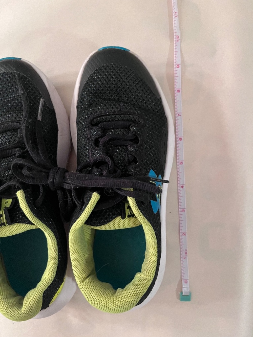 Under Armour Kids Surge 4 Black Lime Green Running Shoes - EUC - Size 3.5 - Picture 3 of 6